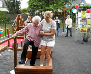Seniors. Inauguration du parcours santé -- Différents parcours sont disponibles sur le Pass et participent à lamélioration des conditions de vie des seniors qui les pratiquent. Corinne, qui fait partie de profession sport 56, est mise à disposition de lEhpad pour accompagner les personnes âgées dans lutilisation du Pass.
